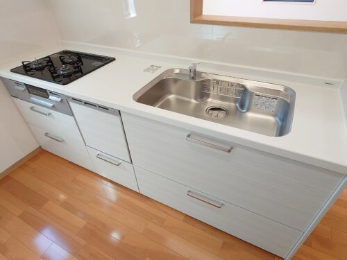 食器洗浄機付きシステムキッチン。(キッチン)